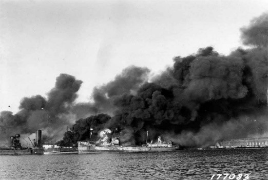 Attacco aereo su Bari il 2 dicembre 1943.