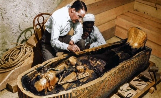 Howard Carter al momento della scoperta della tomba di Tutankhamon.
