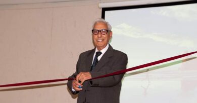 Taglio del nastro per Antonio Alberti, fondatore della biblioteca.