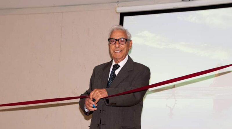 Taglio del nastro per Antonio Alberti, fondatore della biblioteca.