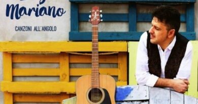 Luigi Mariano nella copertina del suo album "Canzoni all'angolo".