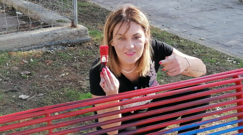 Arianna Greco al lavoro per abbellire la prima panchina rossa a Porto Cesareo.