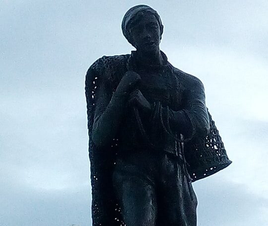 Statua del Pescatore, opera di De Gabriele, a Porto Cesareo