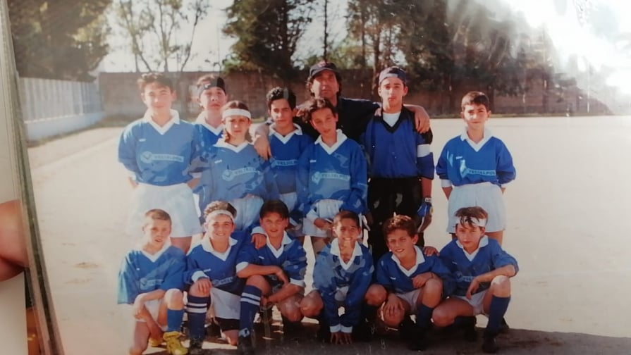 Stefano Peluso in una foto con la categoria esordienti a Porto Cesareo.