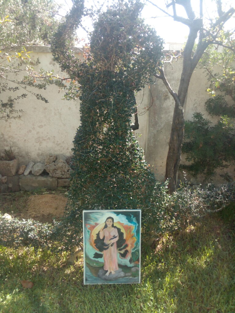 In alto nella foto possiamo riconoscere un'ampia sirena tra gli alberi, più in basso l'opera "Rosa nera" nel giardino di Tony a Boncore.