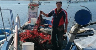 Antimo Presicce, noto cantante - pescatore a Porto Cesareo.