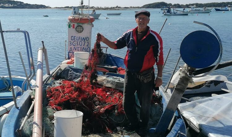 Antimo Presicce, noto cantante - pescatore a Porto Cesareo.