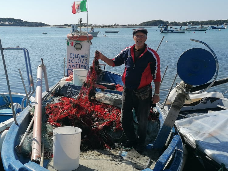 Antimo Presicce, noto cantante - pescatore a Porto Cesareo.