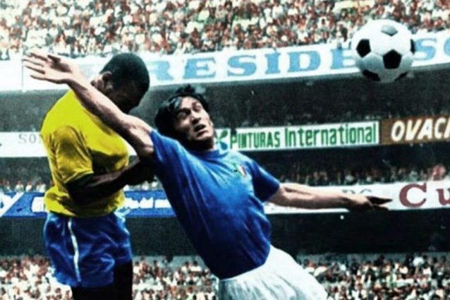 Tarcisio Burgnich, "la roccia" in un contrasto aereo con Pelé.