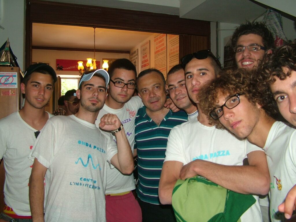 Gruppo Giovanissimi di Azione Cattolica di Porto Cesareo, in compagnia di Giovanni Impastato.