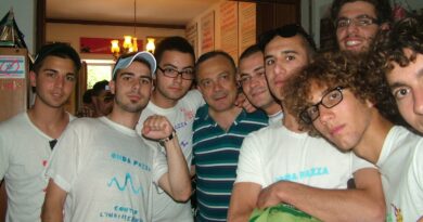 Gruppo Giovanissimi di Azione Cattolica di Porto Cesareo, in compagnia di Giovanni Impastato.