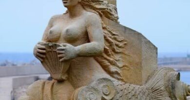 Statua della sirena Leucasia.