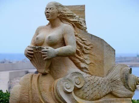 Statua della sirena Leucasia.