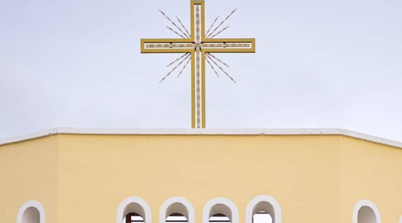 Croce dorata a Porto Cesareo.