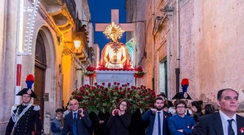 Crocifisso di Galatone in processione