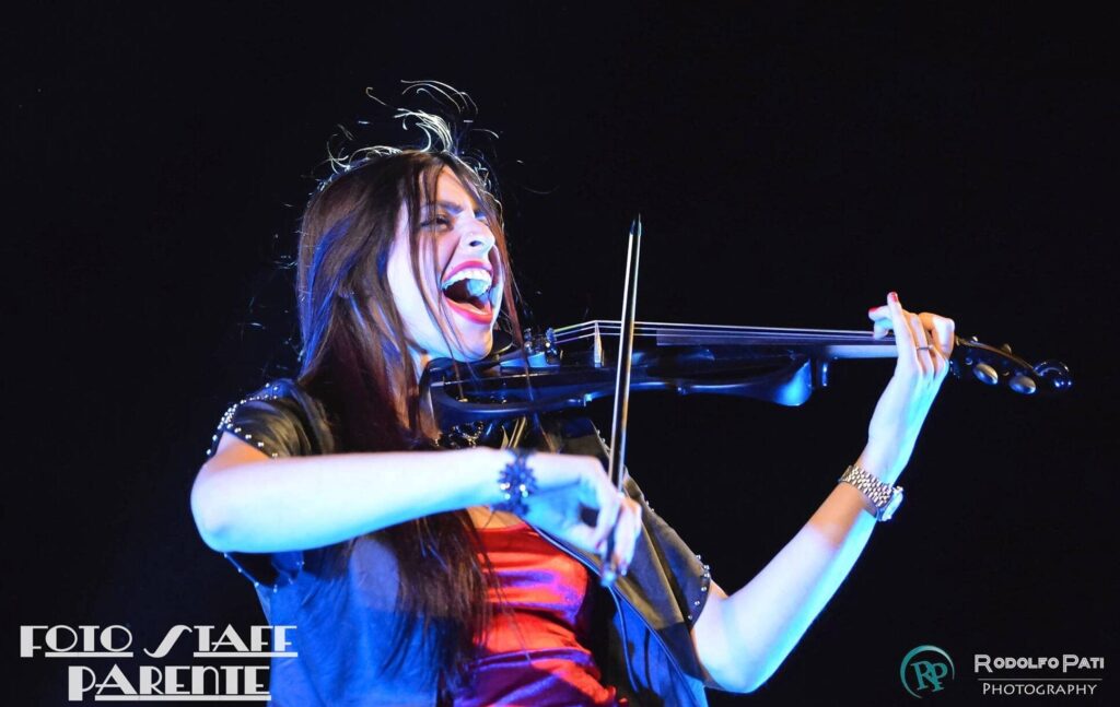 Chiara Conte dancing violinist