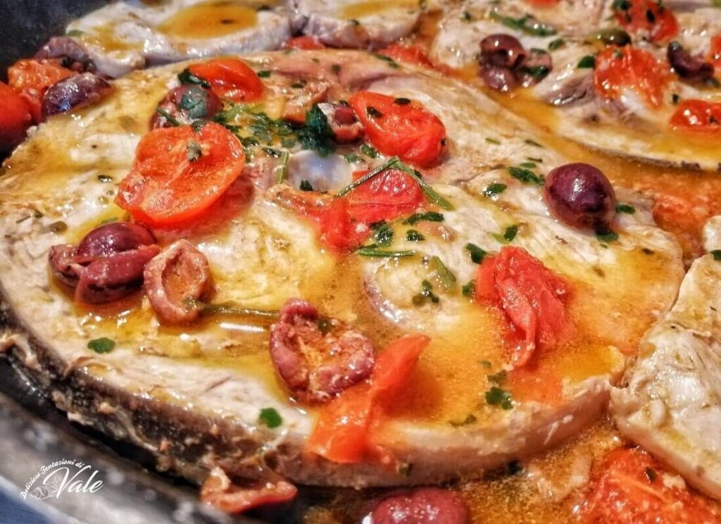 Pesce spada in padella con pomodorini