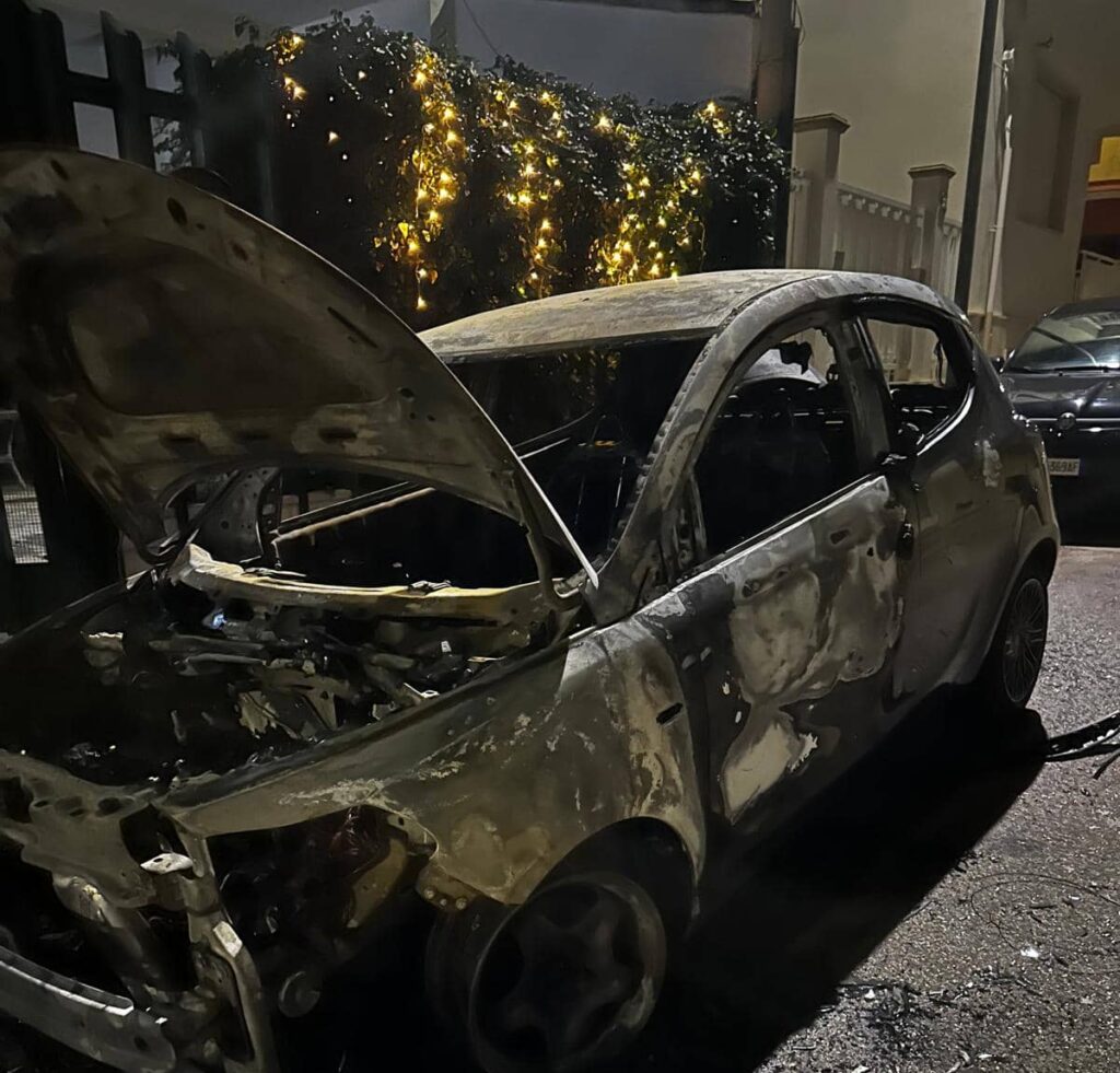 Auto incendiata a Novoli