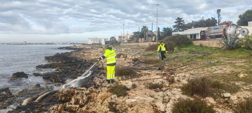 Bidone di olio e petrolio sugli scogli a Porto Cesareo