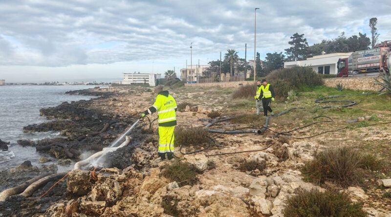 Bidone di olio e petrolio sugli scogli a Porto Cesareo