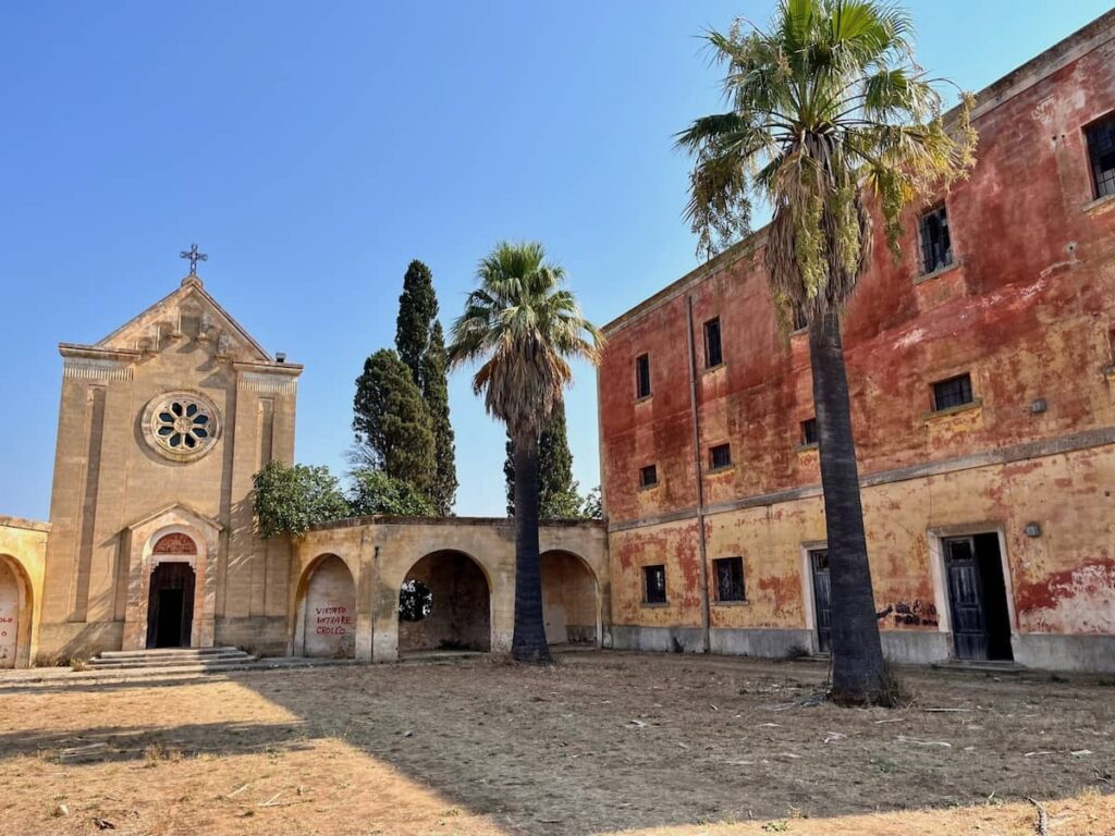 Edifici scolastici dimenticati nel Salento