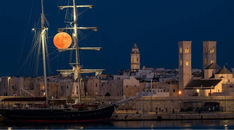 Nave Italia transita dalla costa neretina
